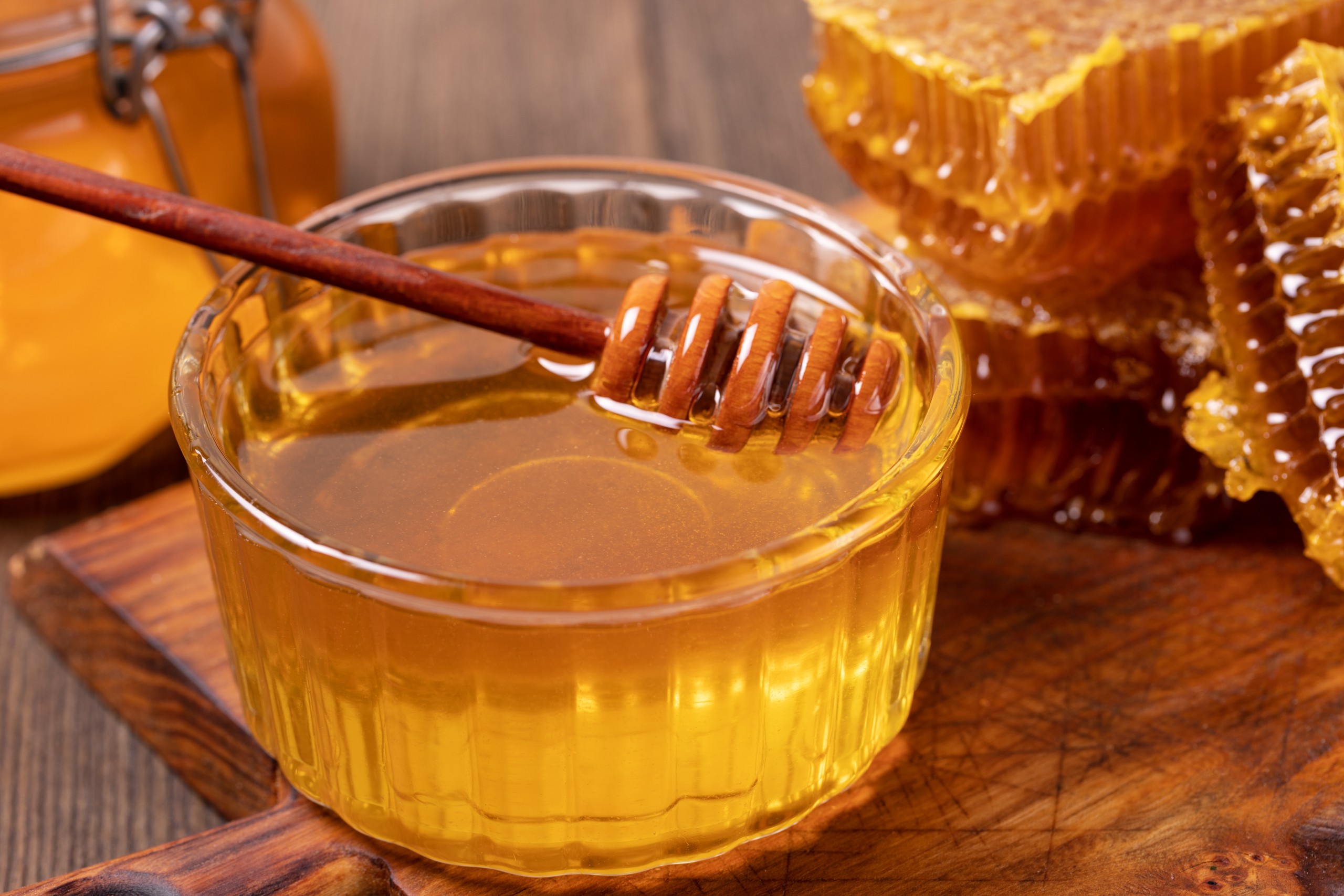 Вкушая вкусих мало меда. Мед. Мёд в сотах. Соты меда. Мёд цветочный.
