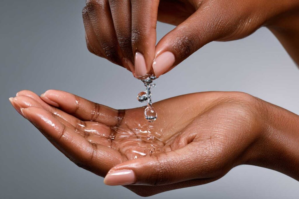 shot of skincare pouring form one han 8f993017 51e3 48e1 b87c 7d54d598cec9 2