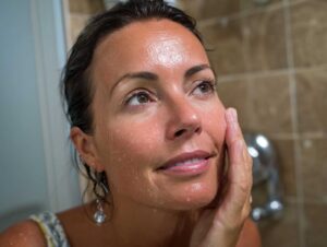 35 year old female washing her face ar 43 raw b15b5224 fd5f 42be 989f c74246de7c52 0