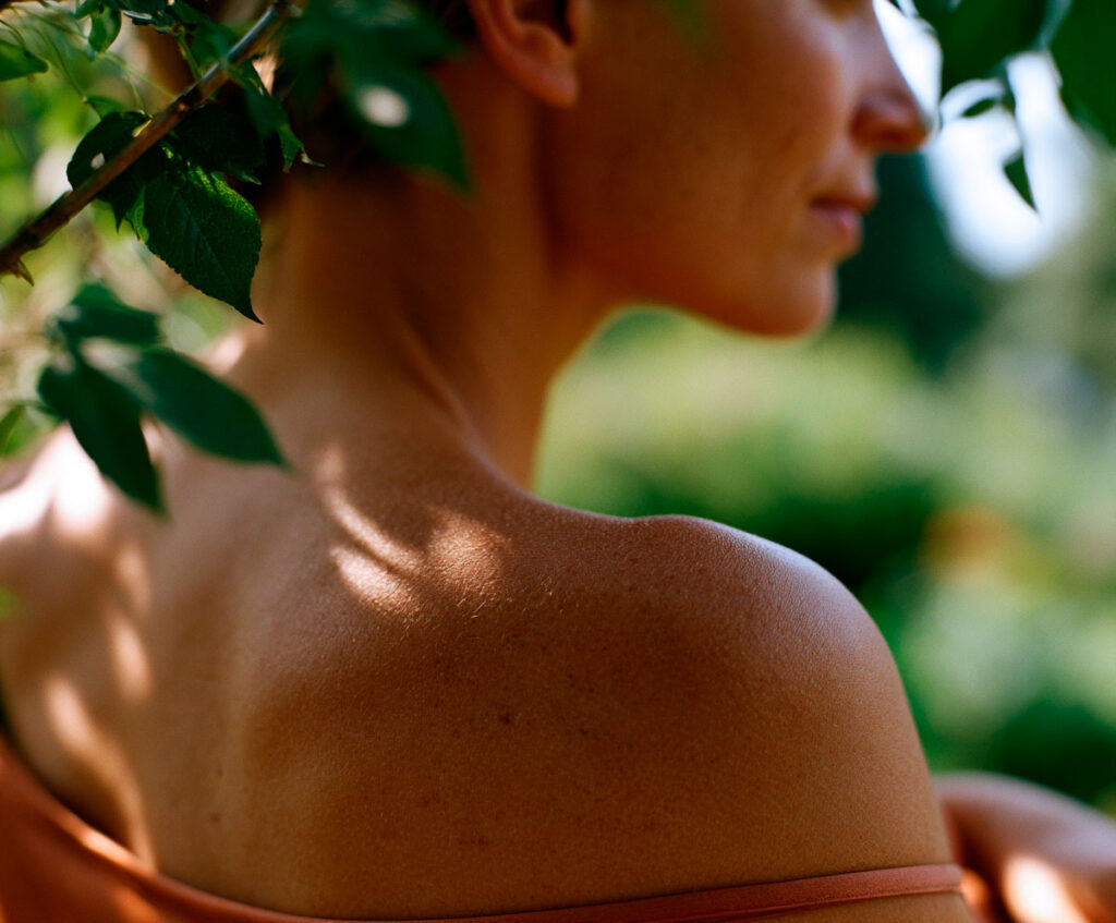 a close up of a persons shoulder and collarbone c1a886f1 bf4d 4f27 be4a 0725ed0574e0 3