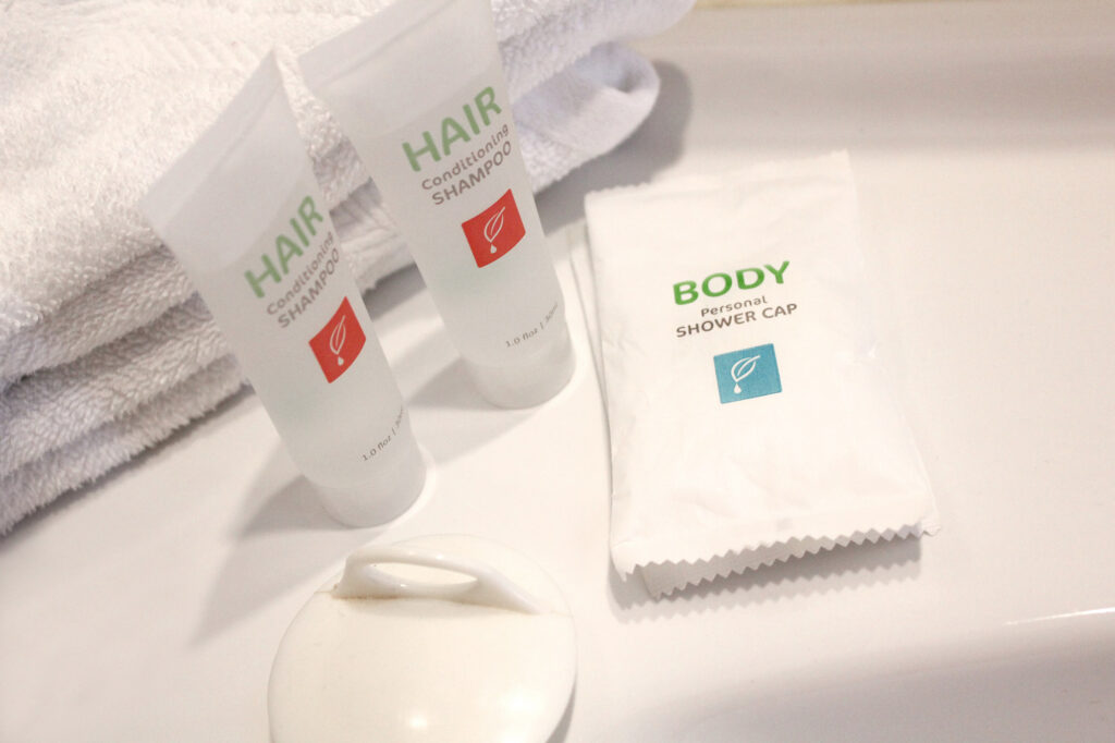 complimentary toiletries in a hotel room bathroom 2026 01 06 10 48 38 utc